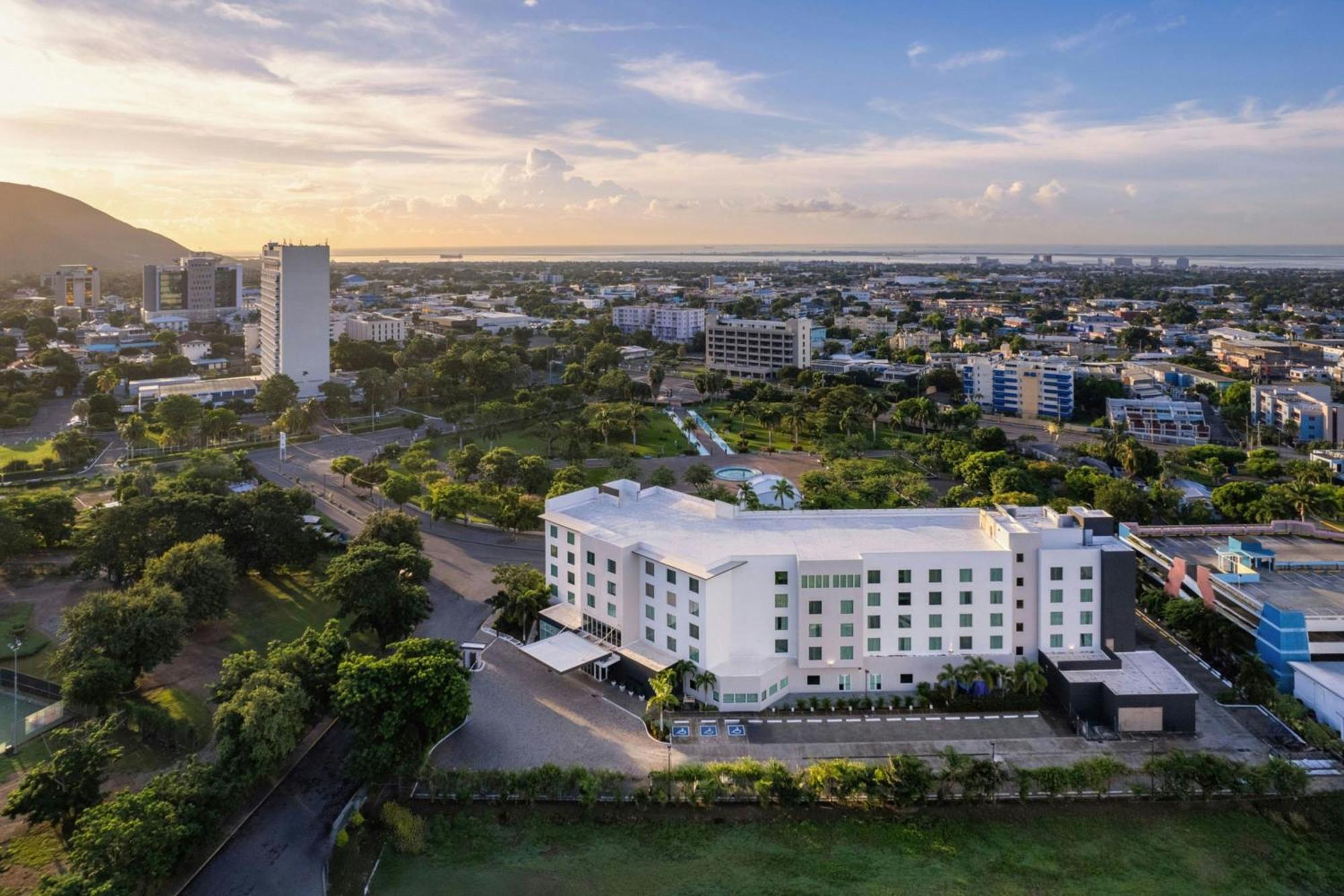 Courtyard By Marriott Kingston, Jamaica Hotel Exterior foto